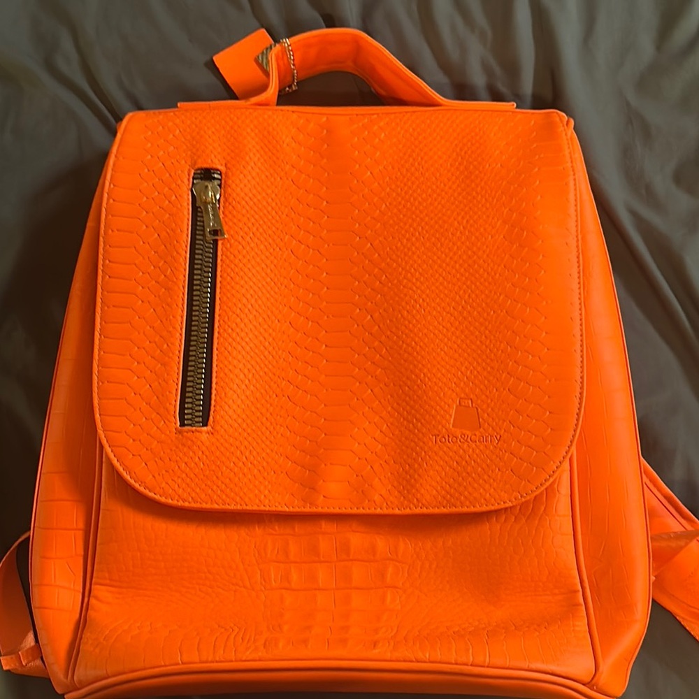 Premium Faux Crocodile Skin
Backpack: 17" (L) x 4" (W) x 13" (H) IN